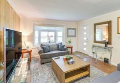 Others 3 10 Mi to South Beach & Newport: Home w/ Deck!