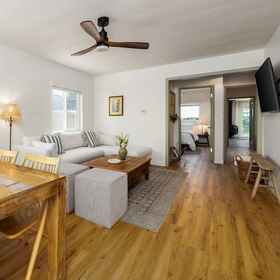 Room 1 カールスバッド コテージ - リモデルド, スリーピングタイガーコーヒー ホテル