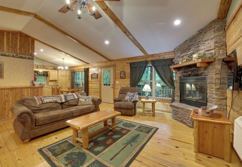 อื่นๆ 4 Mi to Beaver Lake: Peaceful Log Cabin w/ Deck!