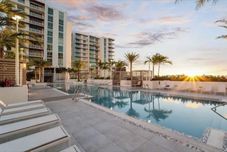 Lainnya Chic 2BR Downtown Fort Lauderdale Apt w/ Pool