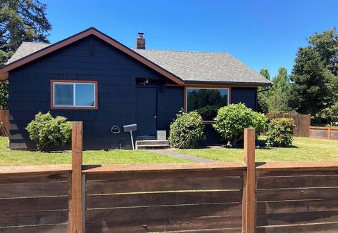 Others 3 Mi to Emerald Downs: Pet-friendly Home