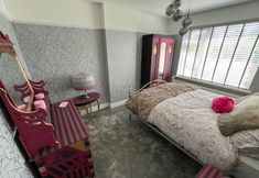 Others 2 Cardiff - Sleeps 7 - Parking - Jacuzzi - Garden