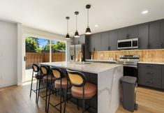 Lainnya 3 Comfy Stay in Bellevue Parking Included