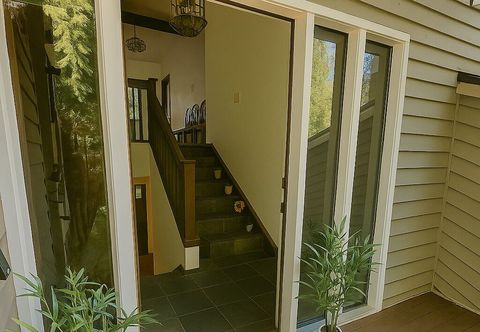 Others Beautiful House with Yard in Bellevue