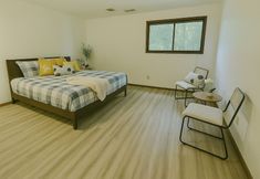 อื่นๆ 4 Beautiful House with Yard in Bellevue