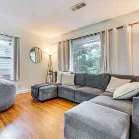 Interior1Walk to Golf: Cozy Home w/ Lush Yard in Atlanta!,五角区飯店