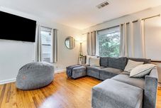 기타 Walk to Golf: Cozy Home w/ Lush Yard in Atlanta!