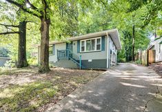Others 2 Walk to Golf: Cozy Home w/ Lush Yard in Atlanta!