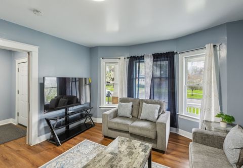 Others Comfy 3br Flat Close To The Falls 3 Bedroom Apts