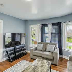 Primary image 1 Comfy 3br Flat Close To The Falls 3 Bedroom Apts, โรงแรม & ที่พัก อุทยานแห่งรัฐน้ำตกไนแองการา