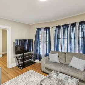 Primary image 1 コージー アッパー フラット ミニッツ フロム ナイアガラ フォールズ 3 ベッドルーム アパートメント, ナイアガラ渓谷ディスカバリーセンター ホテル