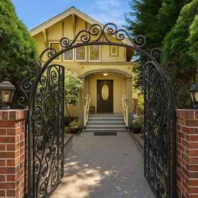 Primary image 1 Large Capitol Hill Home Family Retreat, Hotel Perpustakaan Umum Seattle