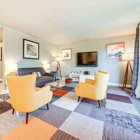 Interior1Pet-friendly Condo w/ Community Perks in Renton,金郡公寓