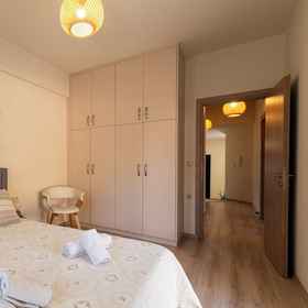 Room 1 앨리스 온 더 록스, 마노스 하치다키스 극장 호텔