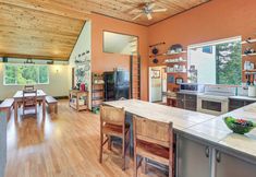 อื่นๆ 7 Rustic & Modern Home w/ Forest Views in Newport!