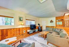 Others 5 5 Mi to Mt Rainier Natl Park: Cozy Cabin w/ Deck!