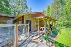Others 5 Mi to Mt Rainier Natl Park: Cozy Cabin w/ Deck!