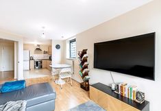 Others 4 Sleek Flat w/ River Views In Canary Wharf