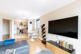 Others 4 Sleek Flat w/ River Views In Canary Wharf