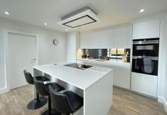 Others 7 Luxury 2 Bedroom Apt with Parking