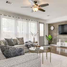 Primary image1Golf, Bike, Fish & More: Family Getaway in Katy,凯蒂米尔斯购物中心飯店