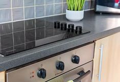 Others 6 Leicester1br-wifi-modernapt-kitchen-sleeps2