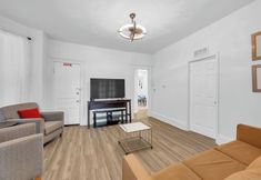 Others 4 Spacious 3BR Detroit Apt Sleeps 7 + Wifi