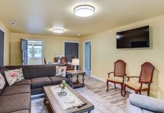 Lain-lain 3 2 Mi to Dtwn Tacoma: Charming Home w/ Deck & Yard!