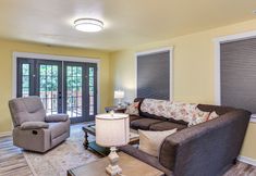 Lain-lain 4 2 Mi to Dtwn Tacoma: Charming Home w/ Deck & Yard!