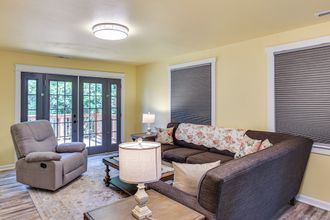 Lain-lain 4 2 Mi to Dtwn Tacoma: Charming Home w/ Deck & Yard!