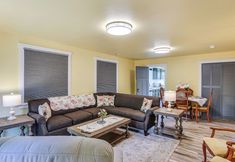 Lain-lain 6 2 Mi to Dtwn Tacoma: Charming Home w/ Deck & Yard!