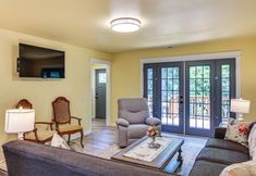 Lain-lain 5 2 Mi to Dtwn Tacoma: Charming Home w/ Deck & Yard!