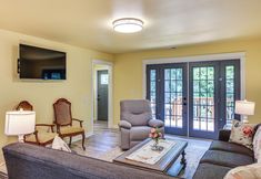 Others 5 2 Mi to Dtwn Tacoma: Charming Home w/ Deck & Yard!