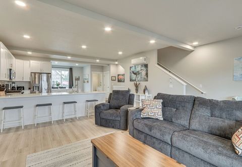 其他 Columbia River Views: Spacious Hammond Getaway!