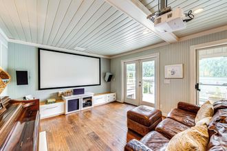 Lain-lain 4 Waterfront Home on Lake Samish w/ Hot Tub & Dock!