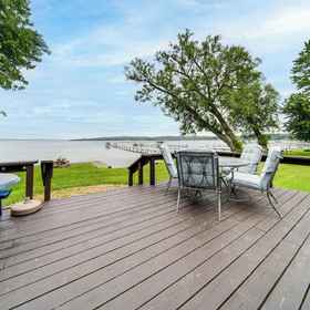 Primary image1Waterfront Chautauqua Lake Home w/ Deck & Grill!,肖托夸县飯店