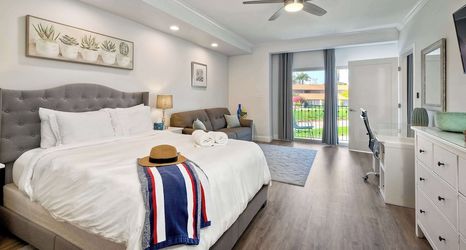 Others 2 La Costa Gem - Condo for 3!