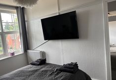 Others 2 Modern 2-bed Victorian Apartment - Sleeps 6 & Pets