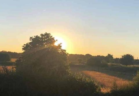 Others 2 Guests - Garden Retreat With Balcony Views