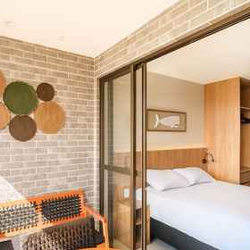 Room 1 สเตย์ ไม่กี่ก้าวจากหาดอิตาปัว พร้อมสระว่ายน้ำและยิม - RGF, โรงแรม & ที่พัก Salvador