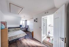 Others 4 Dartford 3-bed House, Sleeps 7, 10 Mins to Station