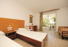 Others 4 Coliseum Studios & Apartments