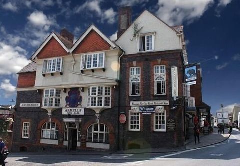 Others The Bear Marlborough