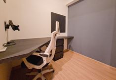 Others 2 Monochromatic 2Br With Extra Working Room Apartment Sky House Bsd