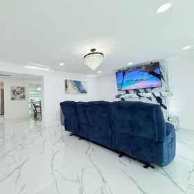 Room 1 Palm House Near Beach Game Room Pool King Beds, Museum of Discovery and Science Hotels