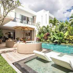 Primary image 1 Coastal Elegance: 4BR Villa, 400m to Finns,, Aga Solas - Bumbak ホテル