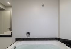 Others 6 Apt w Parking Near Beach nd Restaurants BC Yvd1301