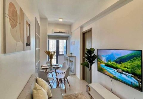 อื่นๆ Stylish City Escape in Mandaluyong - Central Condo Living