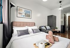 Others 3 Room-sleek Studio With City Views on the