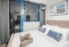Others 5 Room-sleek Studio With City Views on the